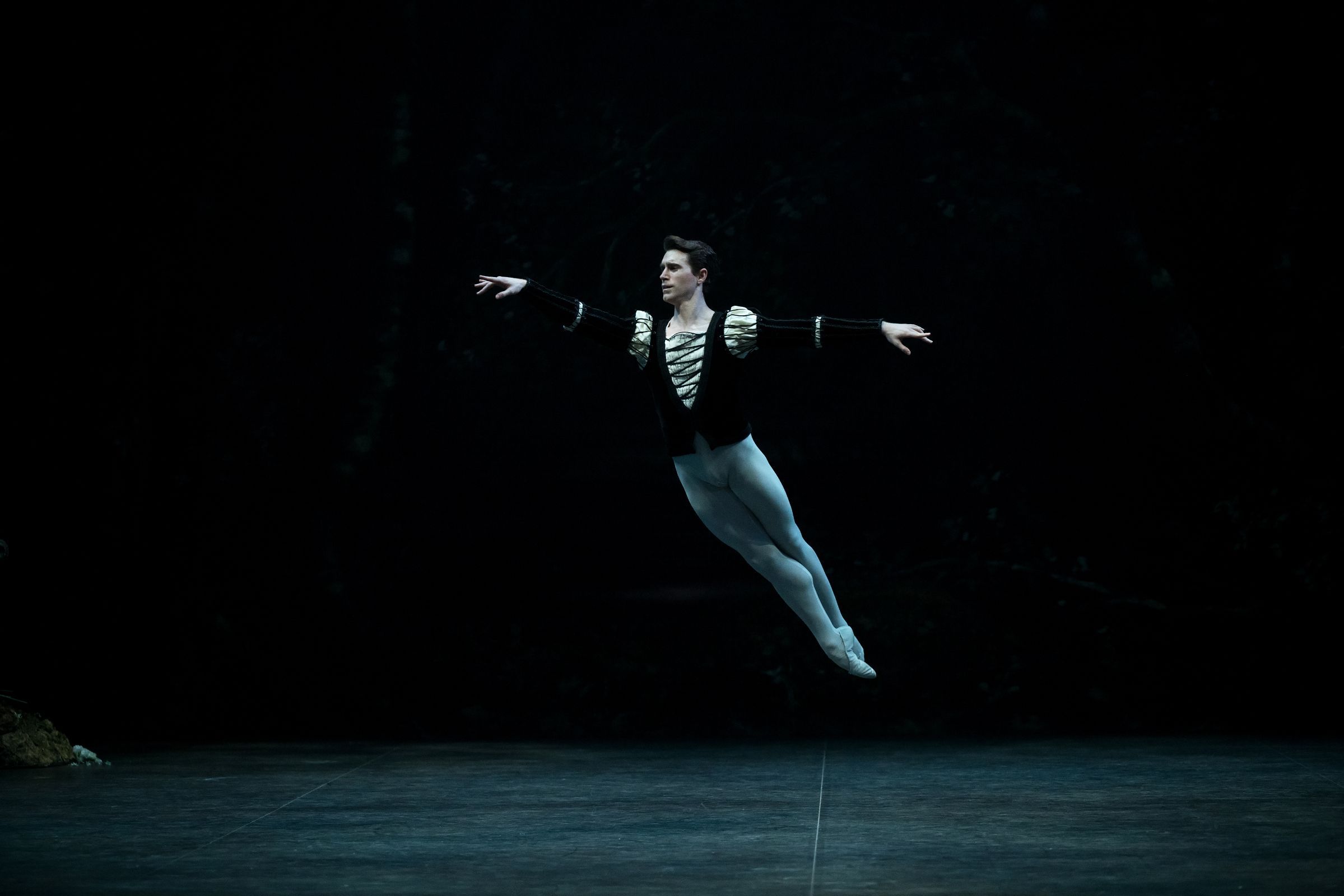 Aitor Arrieta as Albrecht in Mary Skeaping's <i>Giselle</i> &copy; Laurent Liotardo