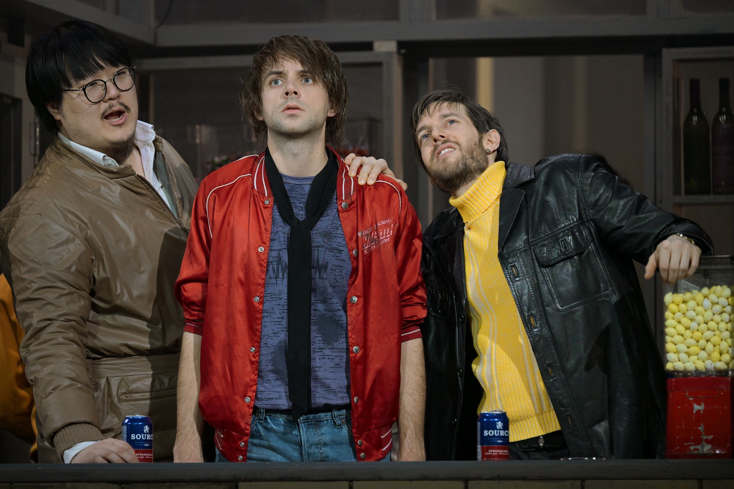 Daeho Kim (Mann in Schwarz), Mario Lerchenberger (Asle) und Felix Heuser (Gastwirt) &copy; Andreas J. Etter