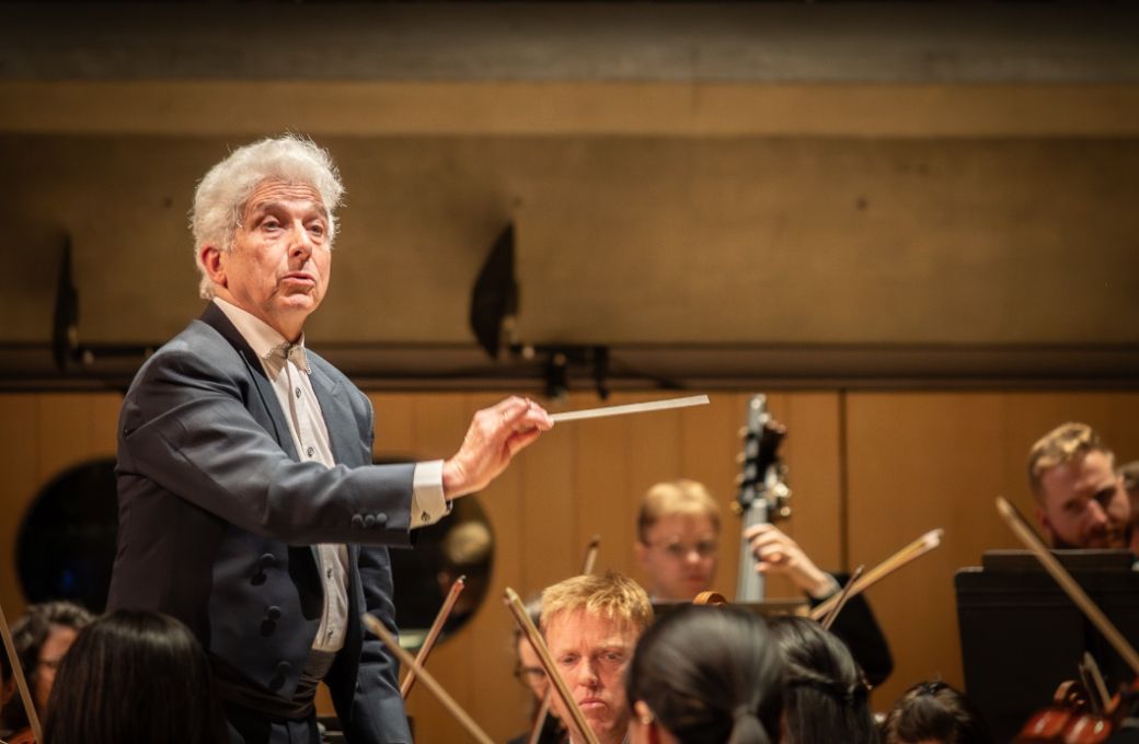 Peter Oundjian conducts the Toronto Symphony Orchestra &copy; Allan Cabral