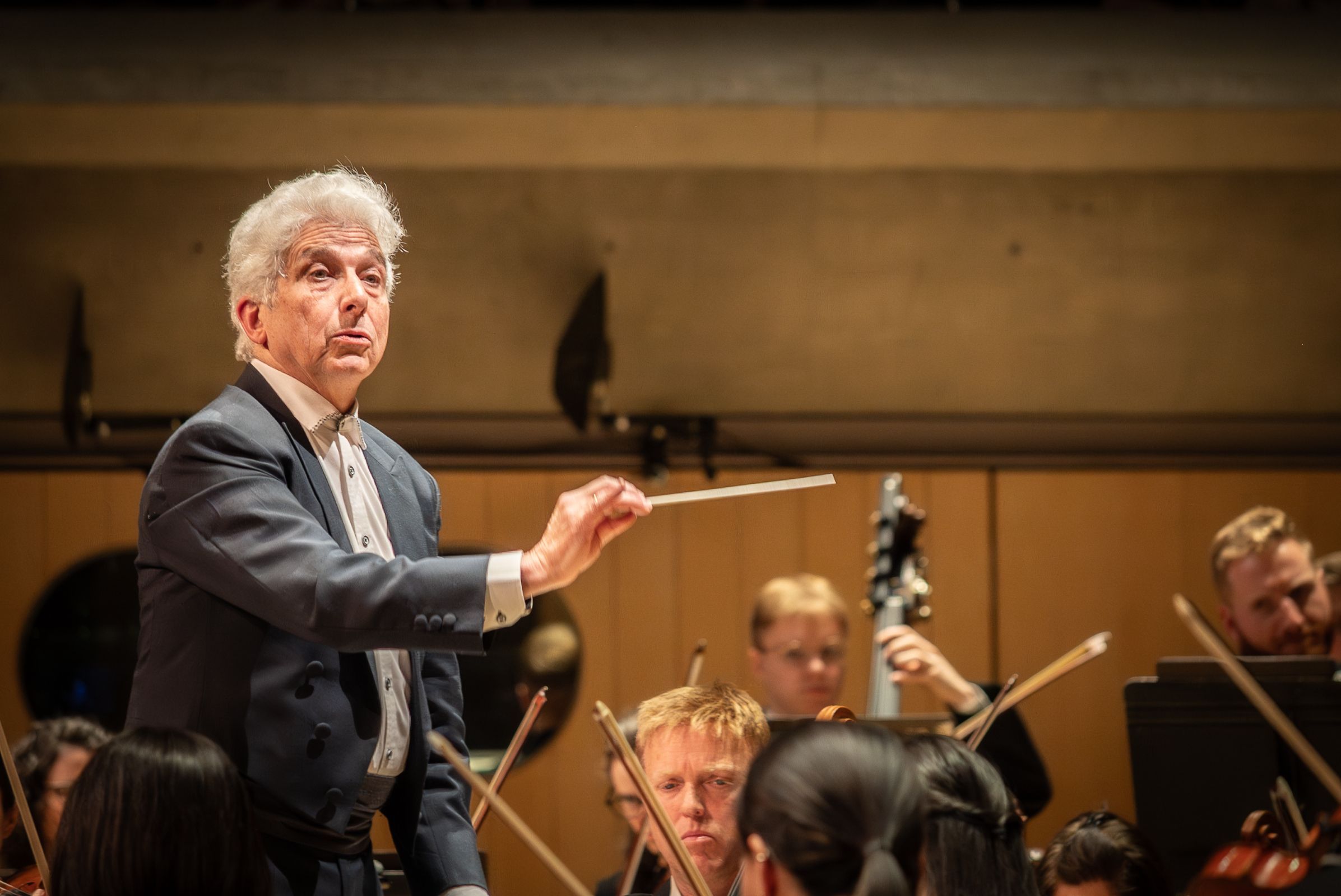 Peter Oundjian conducts the Toronto Symphony Orchestra &copy; Allan Cabral