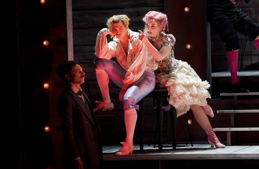 Vincent Glander (Erzähler), Matthew Newlin (Candide) and Nikola Hillebrand (Kunigunde) © Werner Kmetitsch