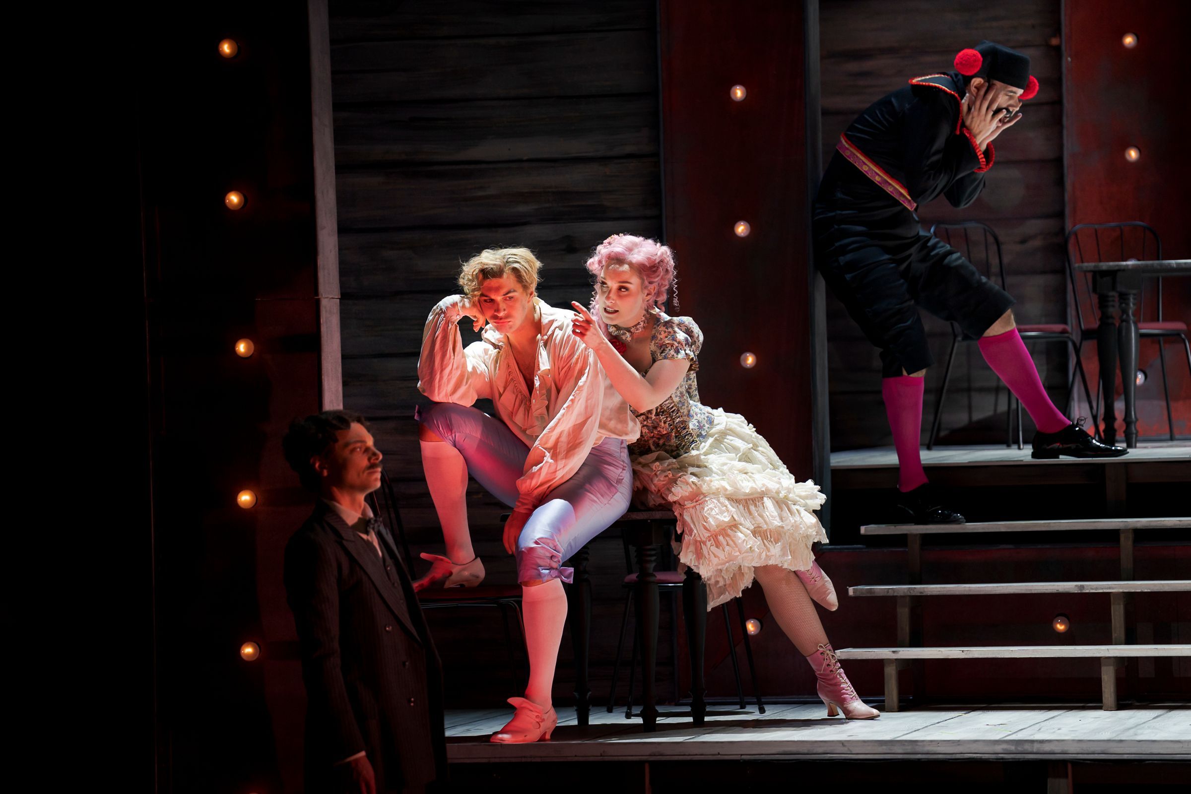 Vincent Glander (Erzähler), Matthew Newlin (Candide) and Nikola Hillebrand (Kunigunde) © Werner Kmetitsch