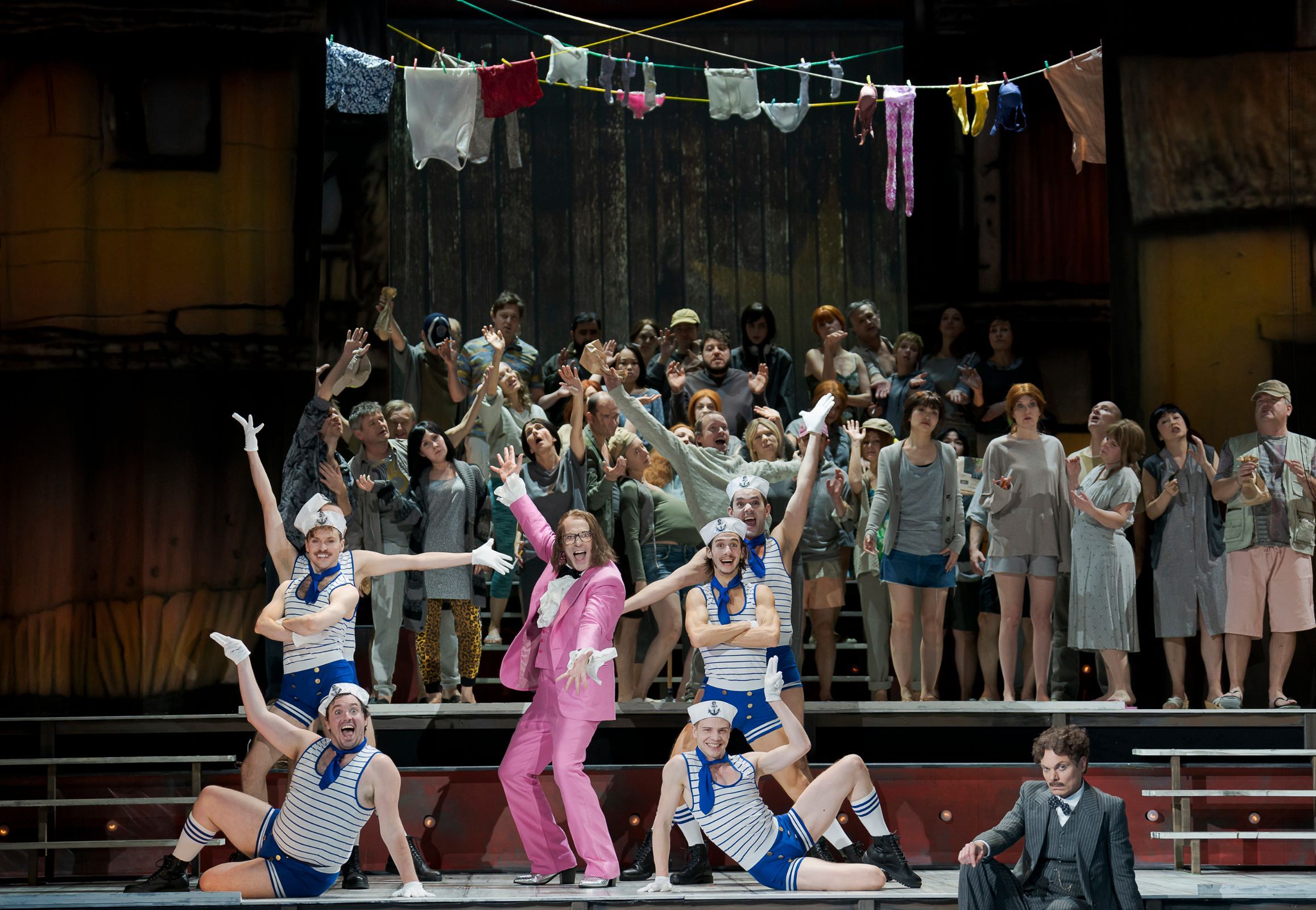 Mark Milhofer (Vanderdendur), Vincent Glander (Erzähler), Tänzer mit dem Arnold Schoenberg Chor © Werner Kmetitsch