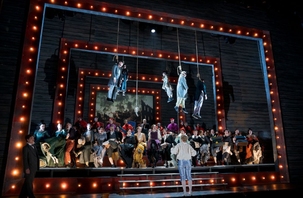 Vincent Glander (Erzähler), Matthew Newlin (Candide) und Ensemble © Werner Kmetitsch