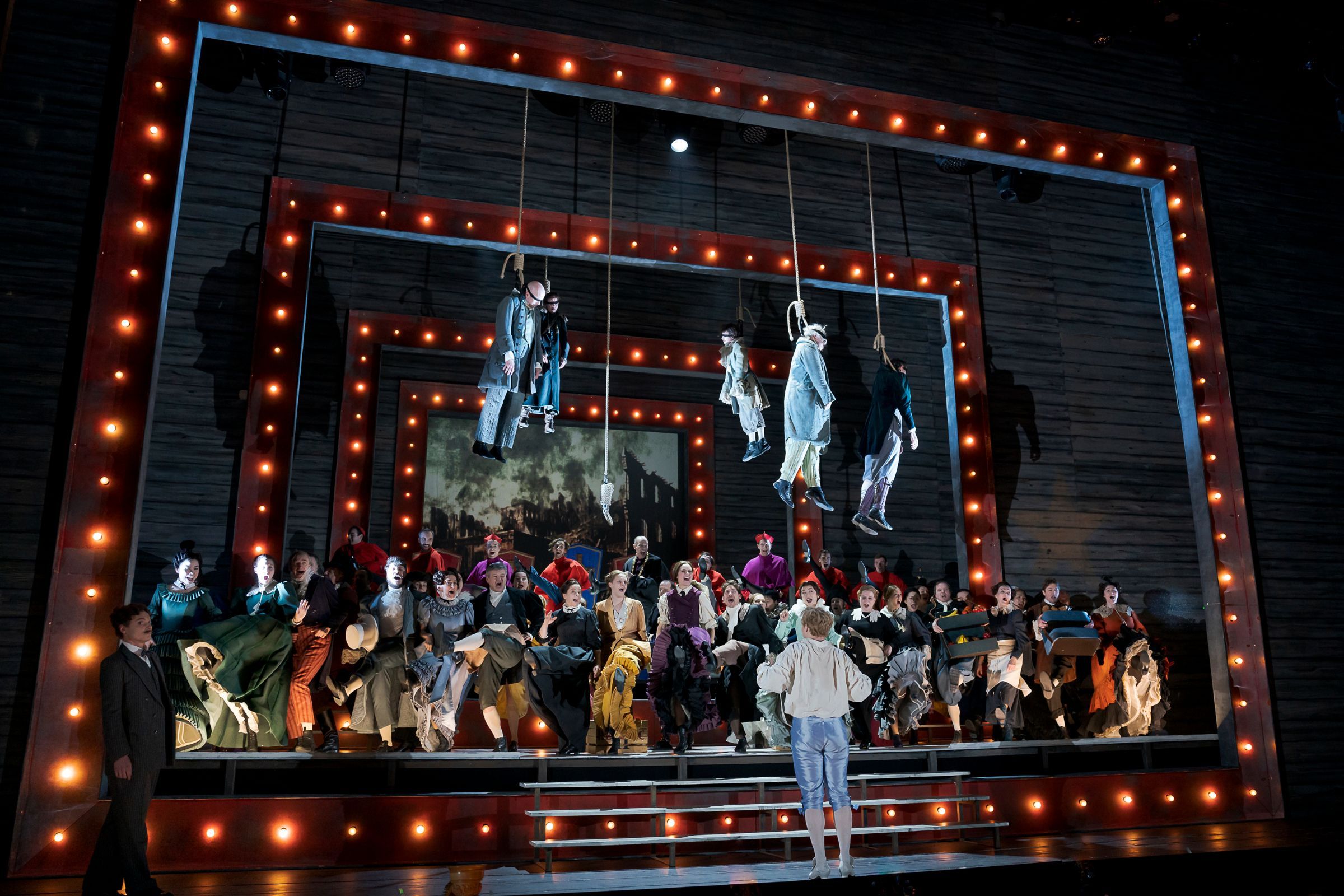 Vincent Glander (Erzähler), Matthew Newlin (Candide) und Ensemble © Werner Kmetitsch