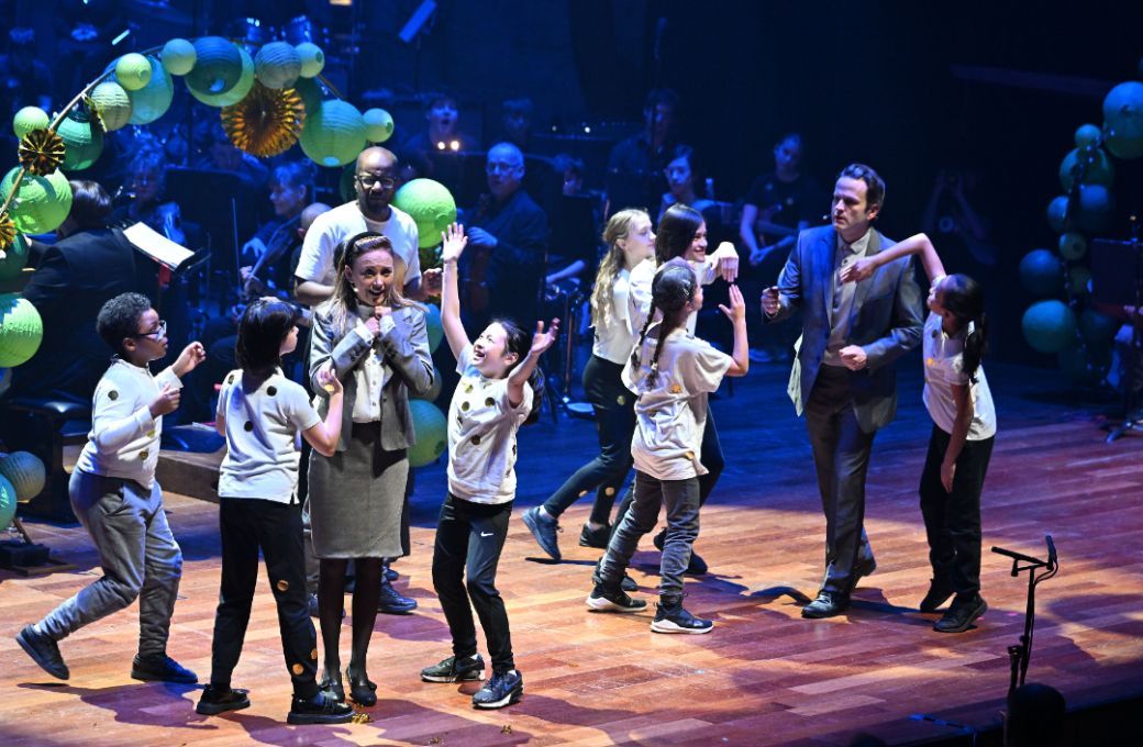 Kirsty Hopkins, Timothy Dickinson and ensemble © Mark Allan