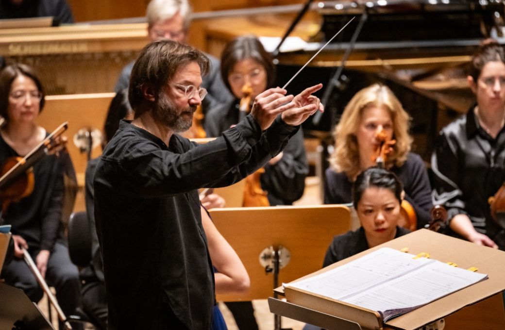Andr&eacute; de Ridder conducts the DSO Berlin &copy; rbb | Claudius Pflug