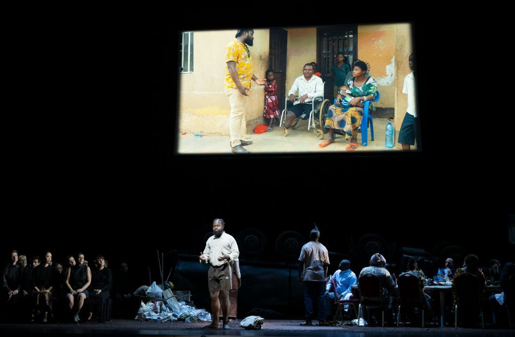 <i>Justice</i>, showing video of Serge Kakudji visiting victims &copy; Grand Th&eacute;&acirc;tre de Gen&egrave;ve | Carole Parodi
