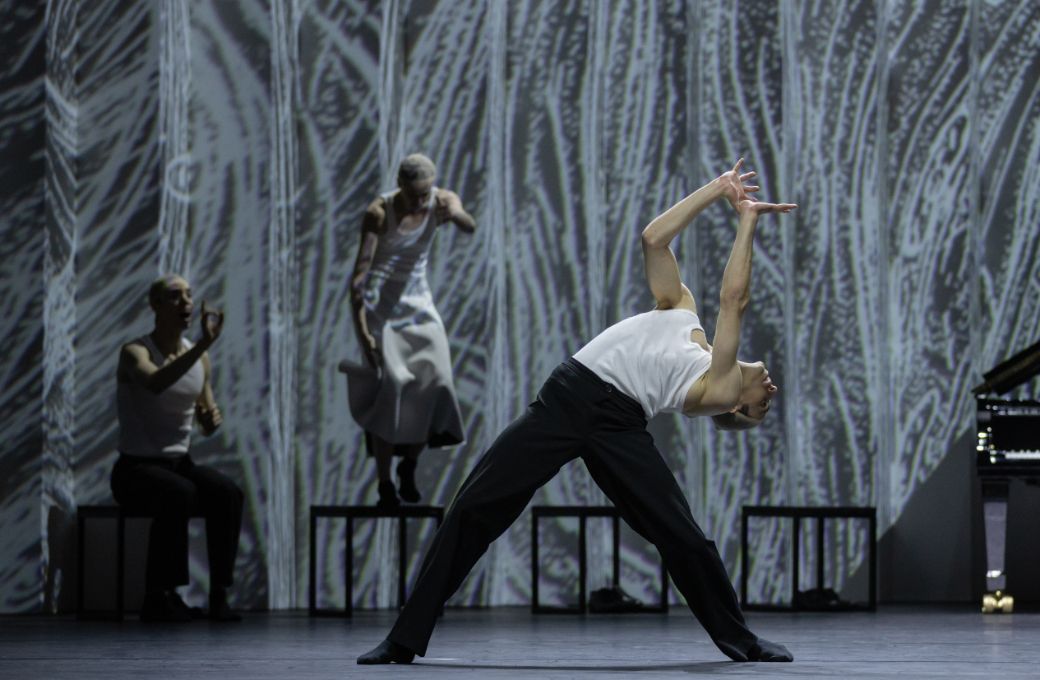 Jorge Garcia Pérez in Meryl Tankard's <i>For Hedy</i> © Gregory Batardon