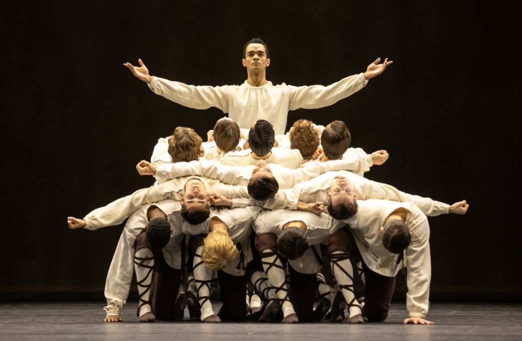 Brandon Lawrence, Ballett Zürich and Junior Ballett in Bronislava Nijinska's <i>Les Noces</i> © Gregory Batardon