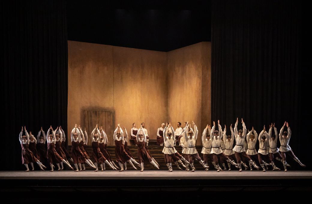 Ballett Zürich and Junior Ballett in Bronislava Nijinska's <i>Les Noces</i> © Gregory Batardon
