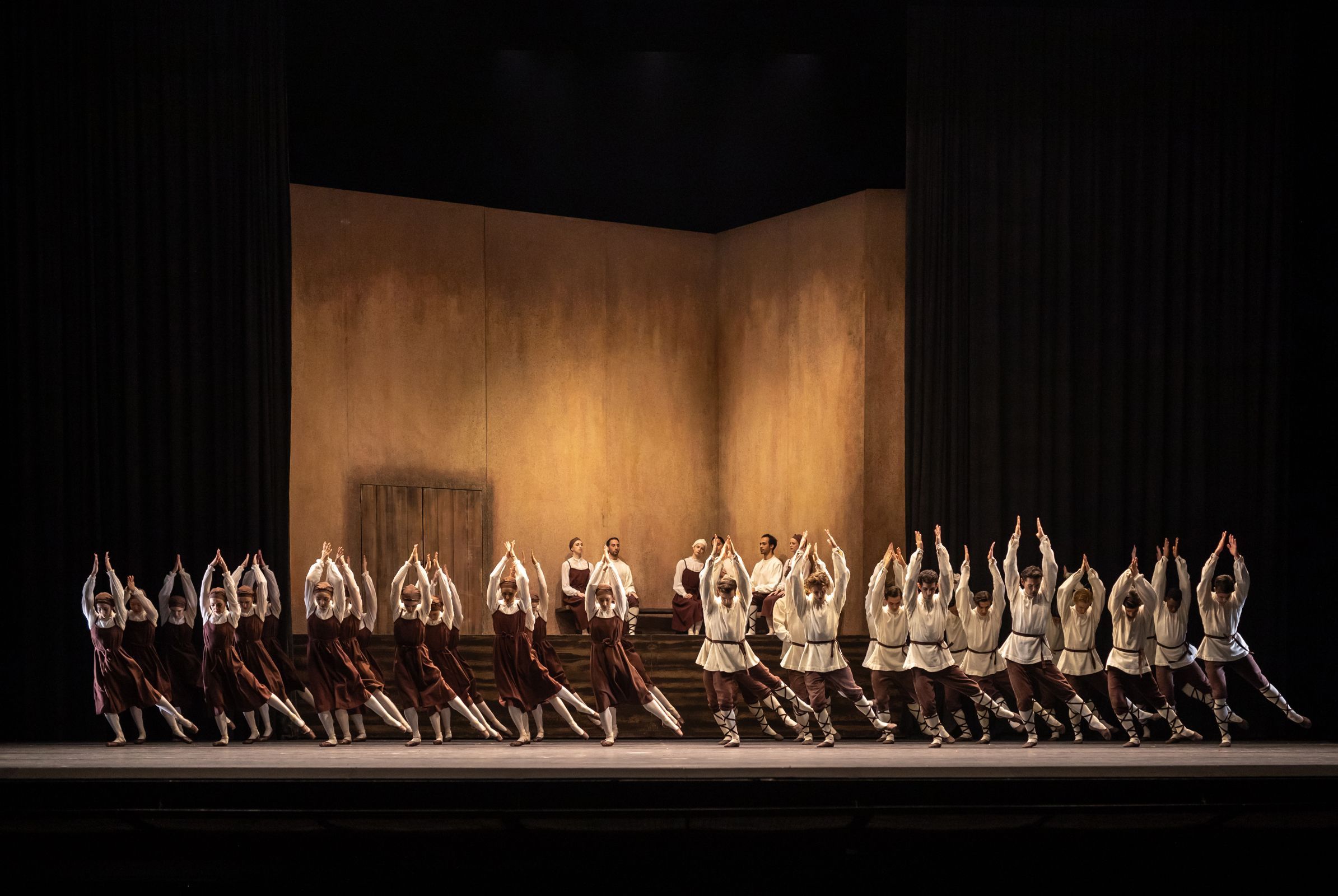 Ballett Zürich and Junior Ballett in Bronislava Nijinska's <i>Les Noces</i> © Gregory Batardon
