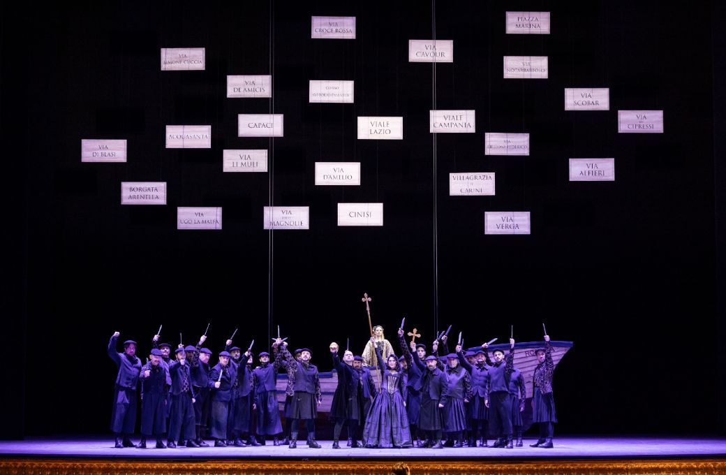 Alex Esposito (Procida), Maria Agresta (Elena) and the Coro del Teatro di San Carlo &copy; Luciano Romano