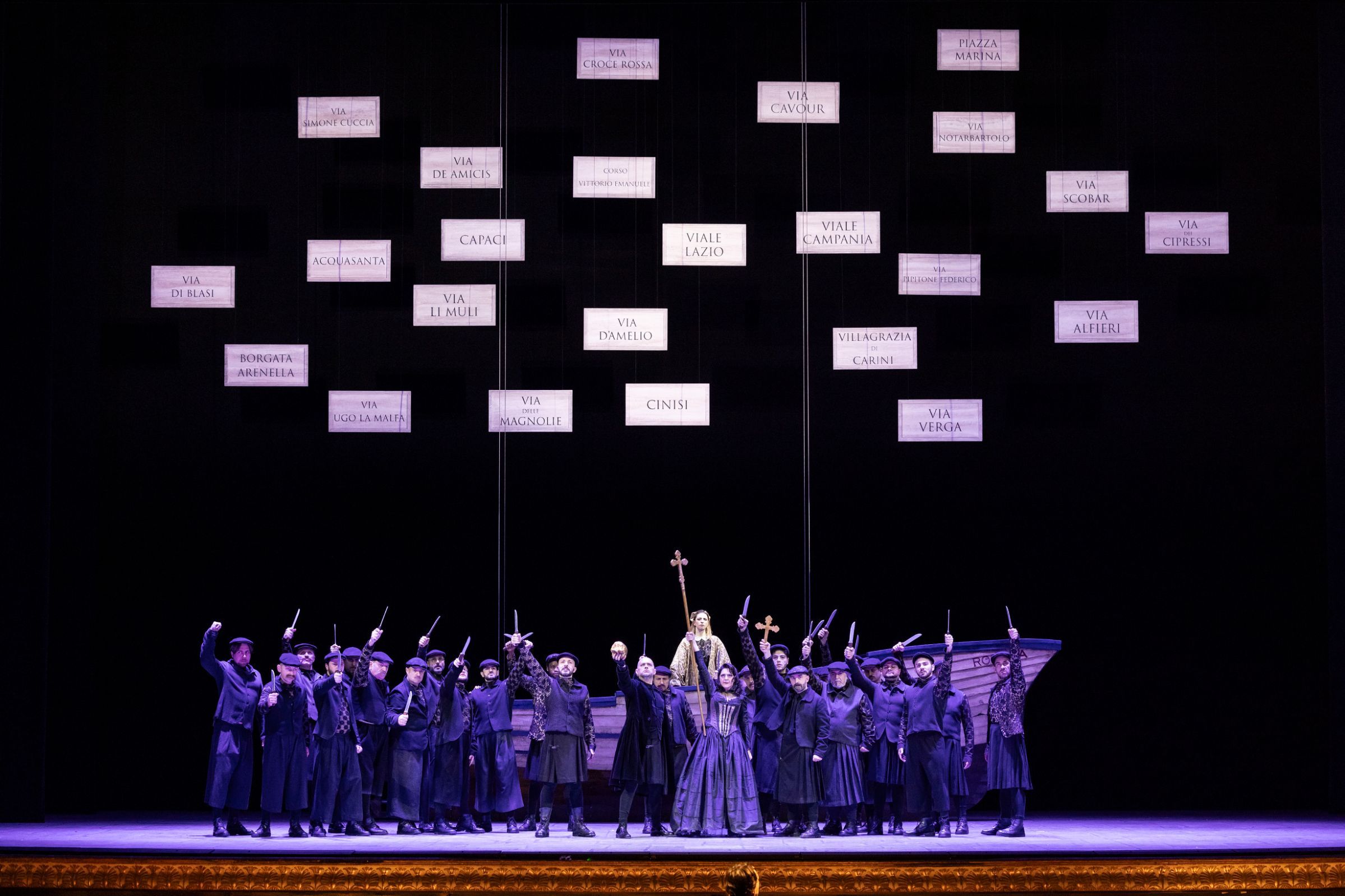 Alex Esposito (Procida), Maria Agresta (Elena) and the Coro del Teatro di San Carlo &copy; Luciano Romano