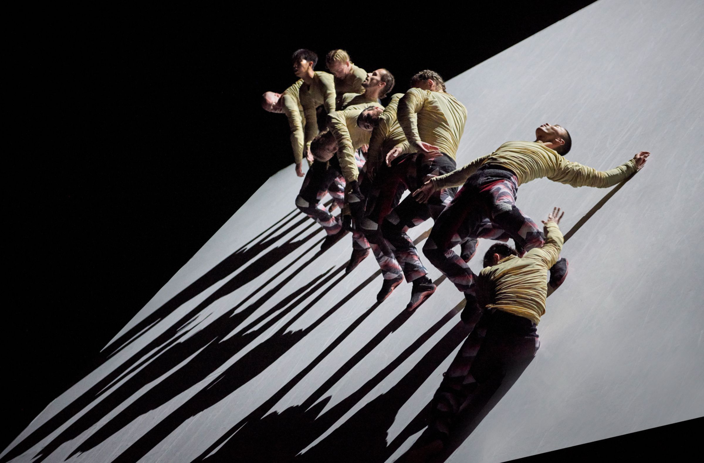 GöteborgsOperans Danskompani in Damien Jalet's <i>Skid</i> &copy; Lennart Sjöberg