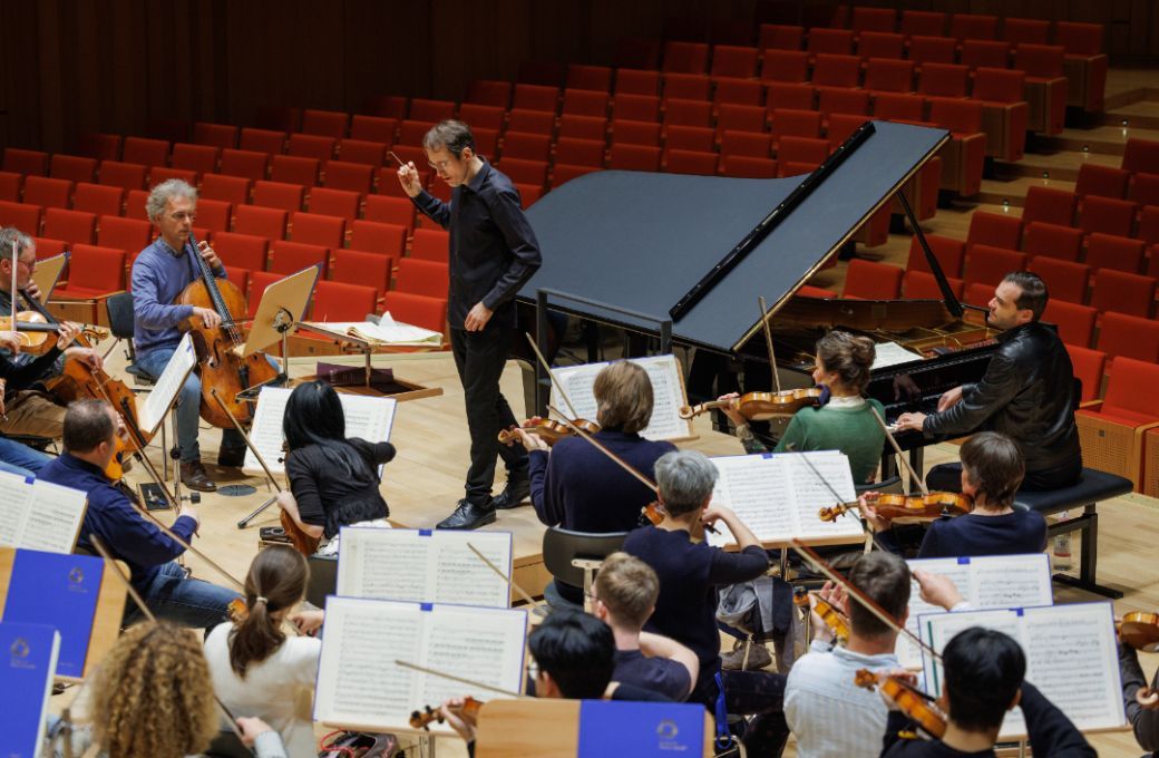 Pablo Gonz&aacute;lez durante un ensayo con la Dresdner Philharmonie y Franceso Piemontesi &copy; Oliver Killig