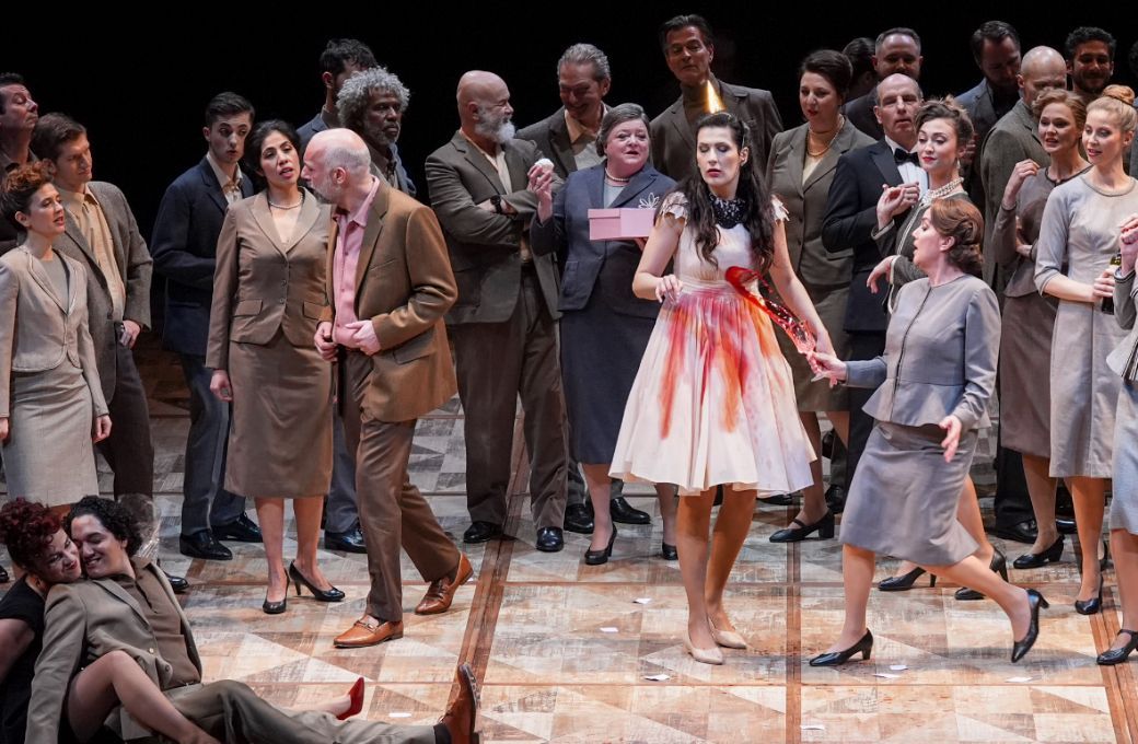 Adela Zaharia (Violetta) and ensemble &copy; Ben van Duin | Dutch National Opera