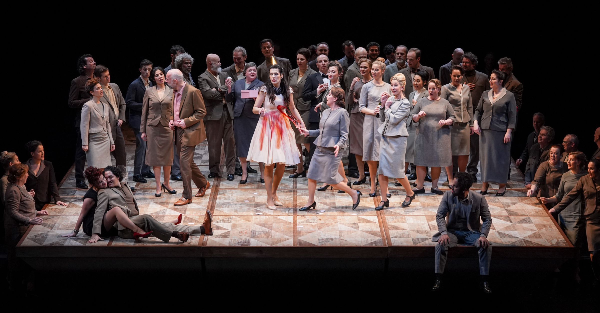 Adela Zaharia (Violetta) and ensemble &copy; Ben van Duin | Dutch National Opera