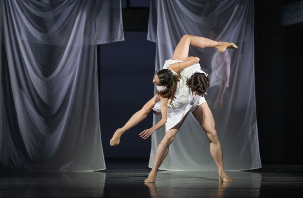 Futaba Ishizaki and Daniele Bonelli in Dominique Dumais’ <i>A Kiss to the World</i> © Ingo Schäfer
