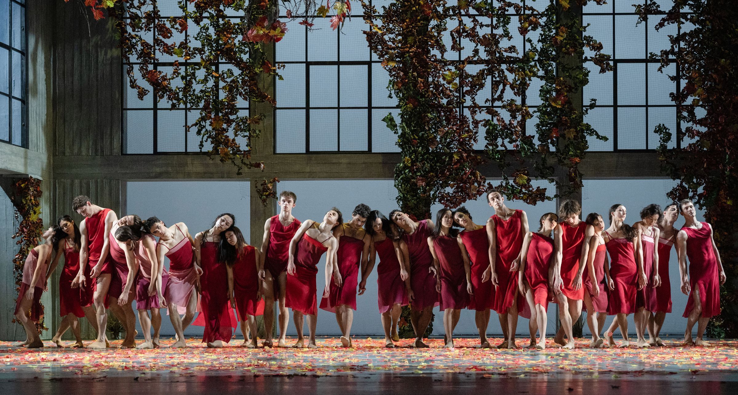 Ensemble Ballett am Rhein in Dominique Dumais’ <i>A Kiss to the World</i> © Ingo Schäfer