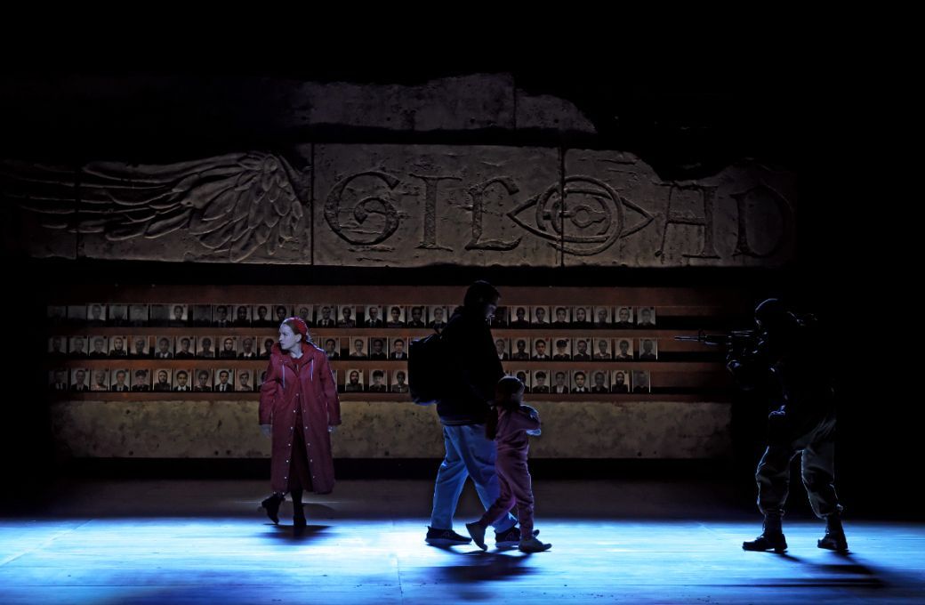 Kate Lindsey (Offred), John Findon (Luke) and Elsi McDonald (Daughter) &copy; ENO | Zoe Martin