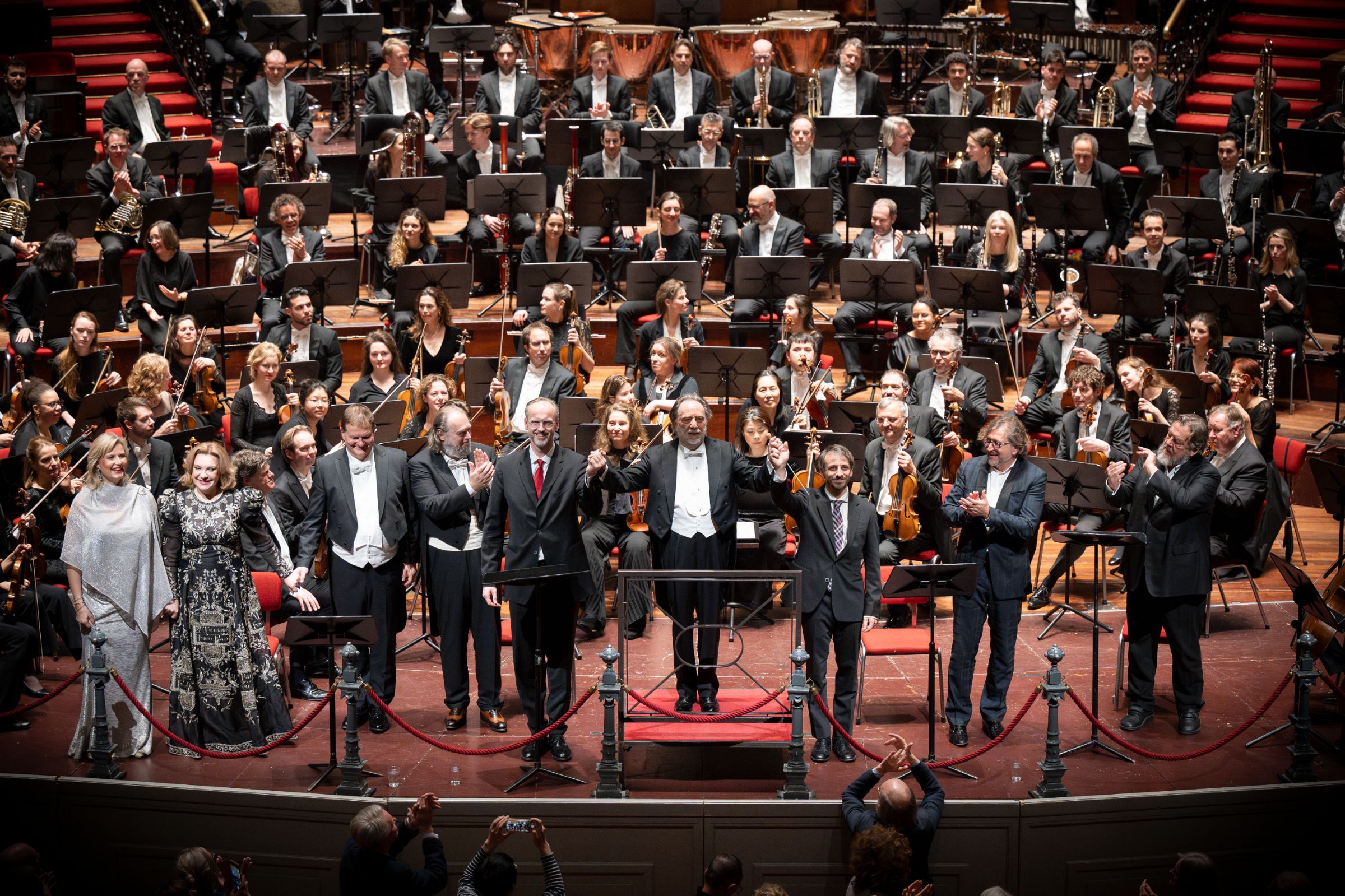 Riccardo Chailly mit Solisten und dem Concertgebouw Orchester &copy; Simon Van Boxtel