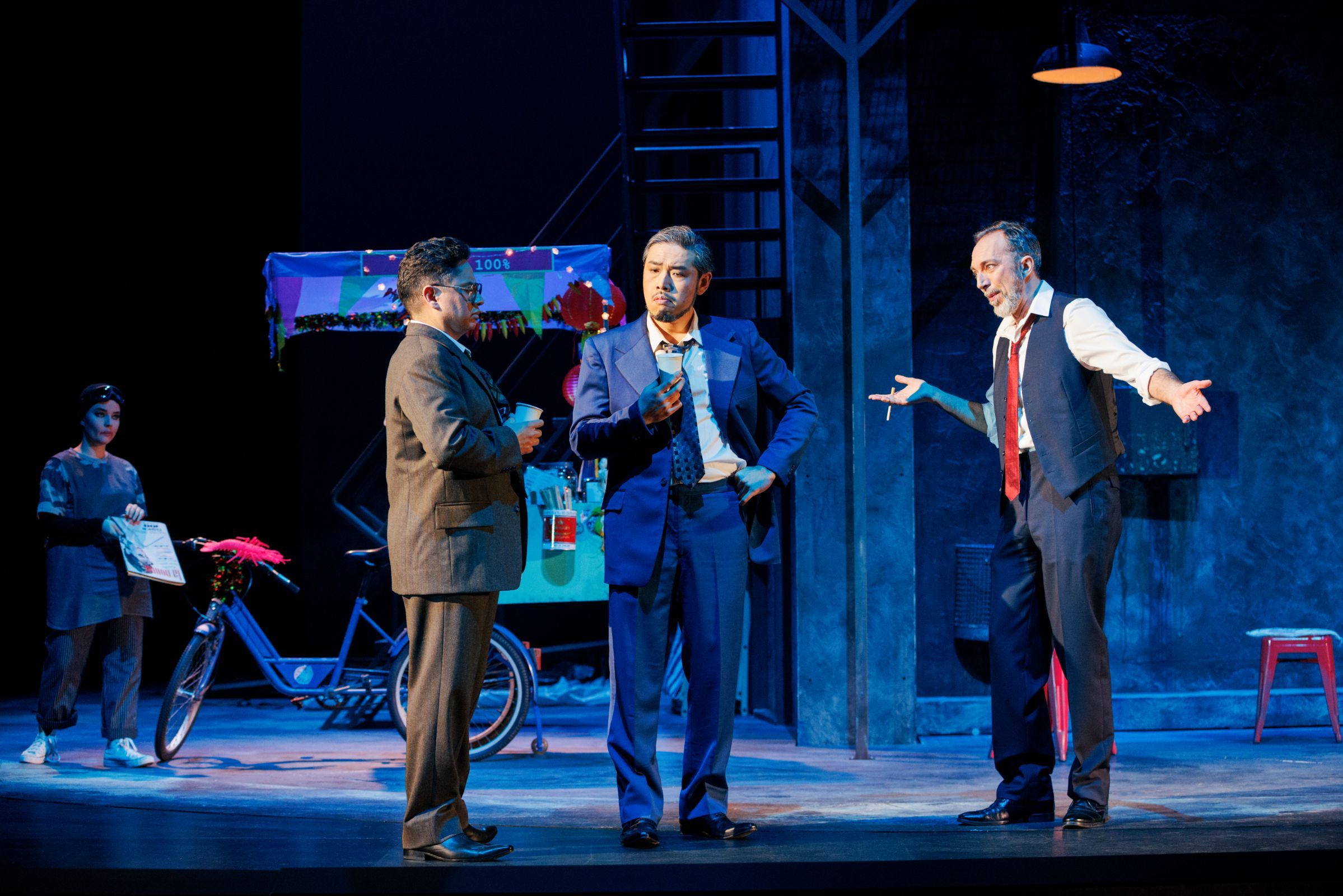 Eleazar Rodriguez (Ferrando), Tomohiro Takada (Guglielmo) und Armin Kolarczyk (Don Alfonso) &copy; Felix Grünschloss