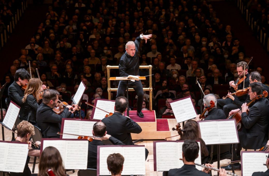 Yannick N&eacute;zet-S&eacute;guin conducts the Met Orchestra in Carnegie Hall &copy; Chris Lee
