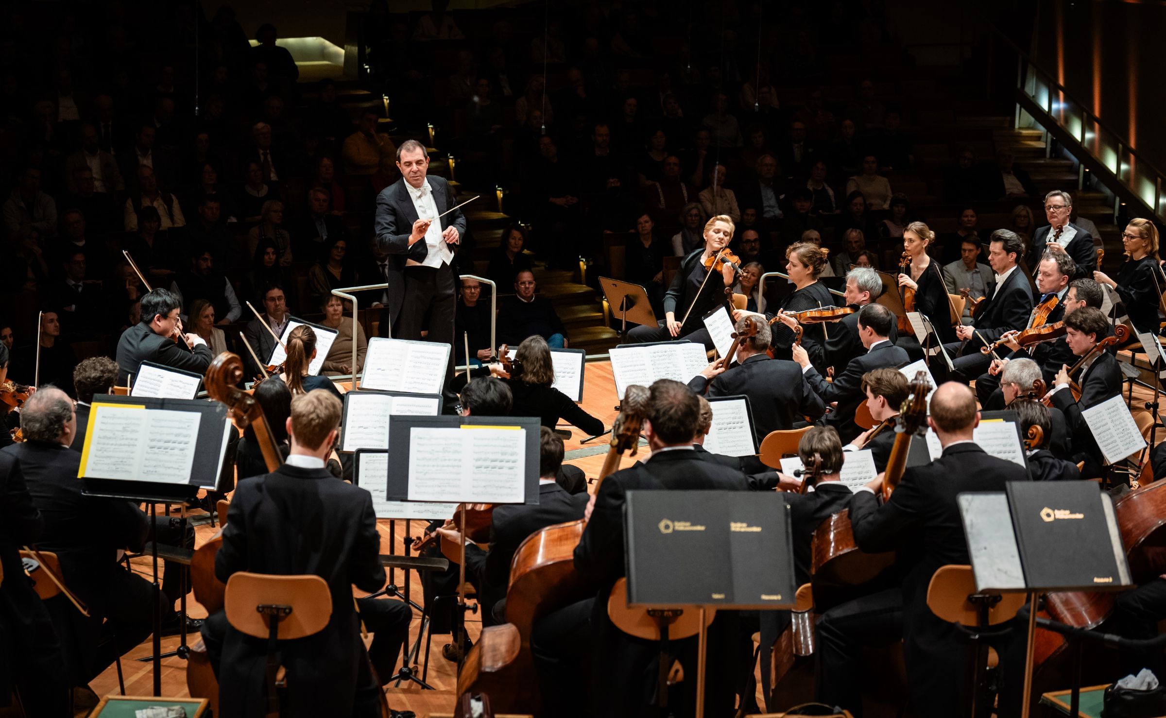 Daniele Gatti dirigiert die Berliner Philharmoniker © Stephan Rabold