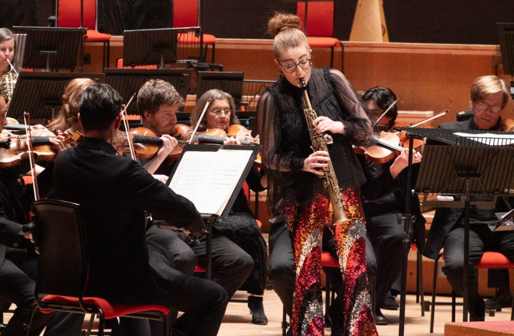 Jess Gillam and the City of Birmingham Symphony Orchestra © Hannah Fathers (Symphony Hall, Birmingham)