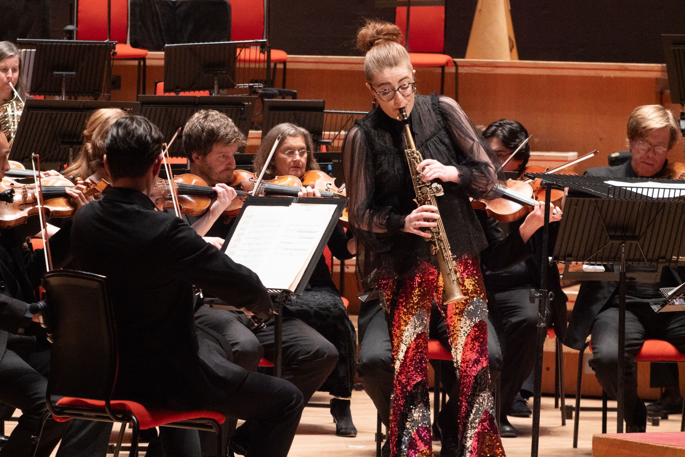 Jess Gillam and the City of Birmingham Symphony Orchestra © Hannah Fathers (Symphony Hall, Birmingham)