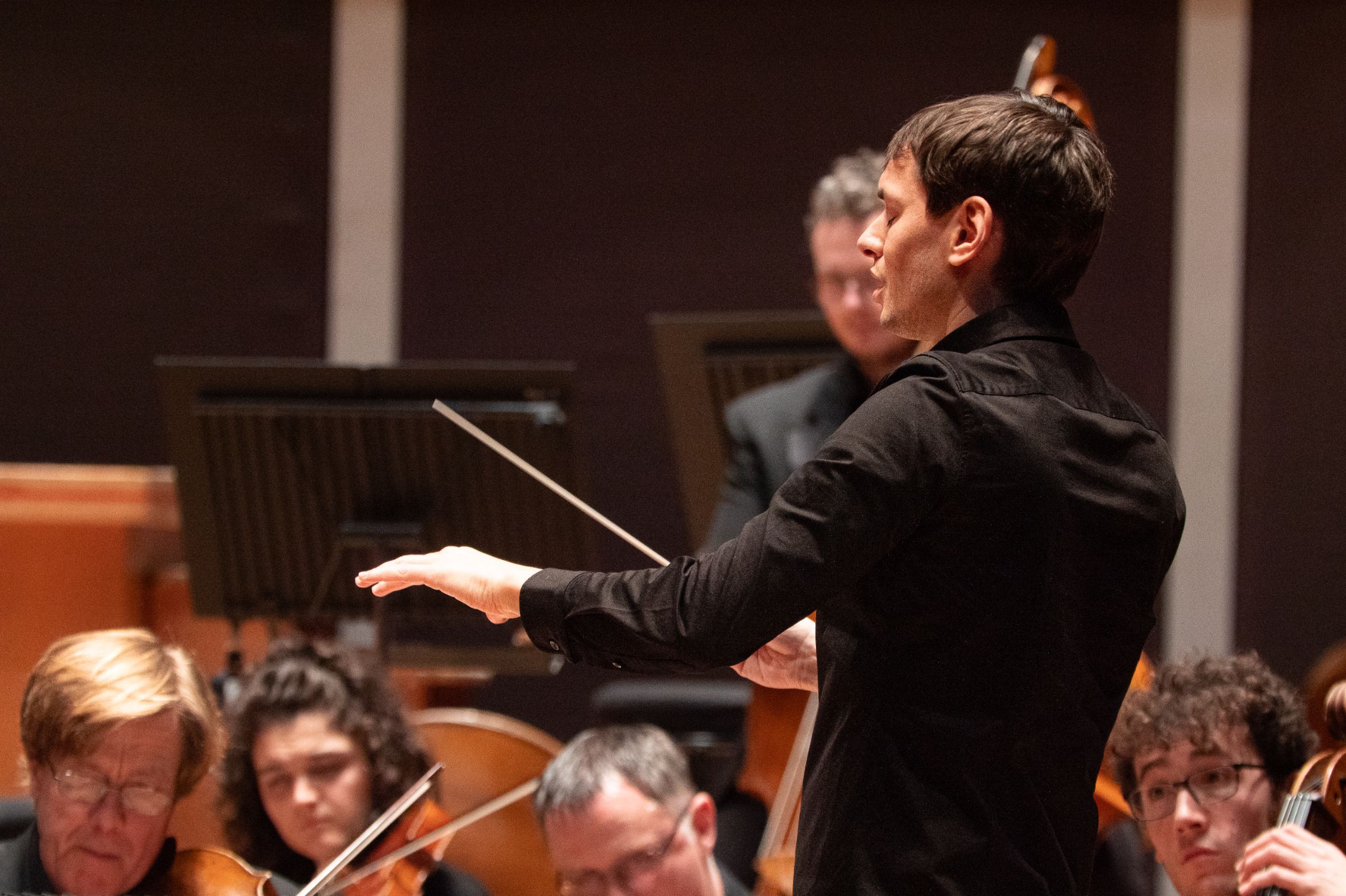 Eduardo Strausser conducts the City of Birmingham Symphony Orchestra © Hannah Fathers (Symphony Hall, Birmingham)