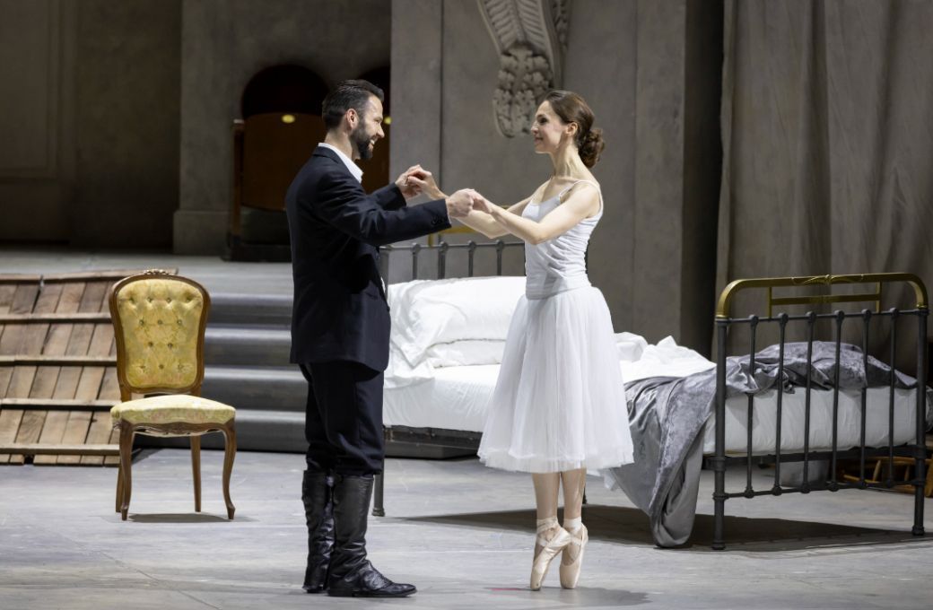 Adam Smith (Príncipe) y Olesya Golovneva (Rusalka) © Miguel Lorenzo & Mikel Ponce | Les Arts