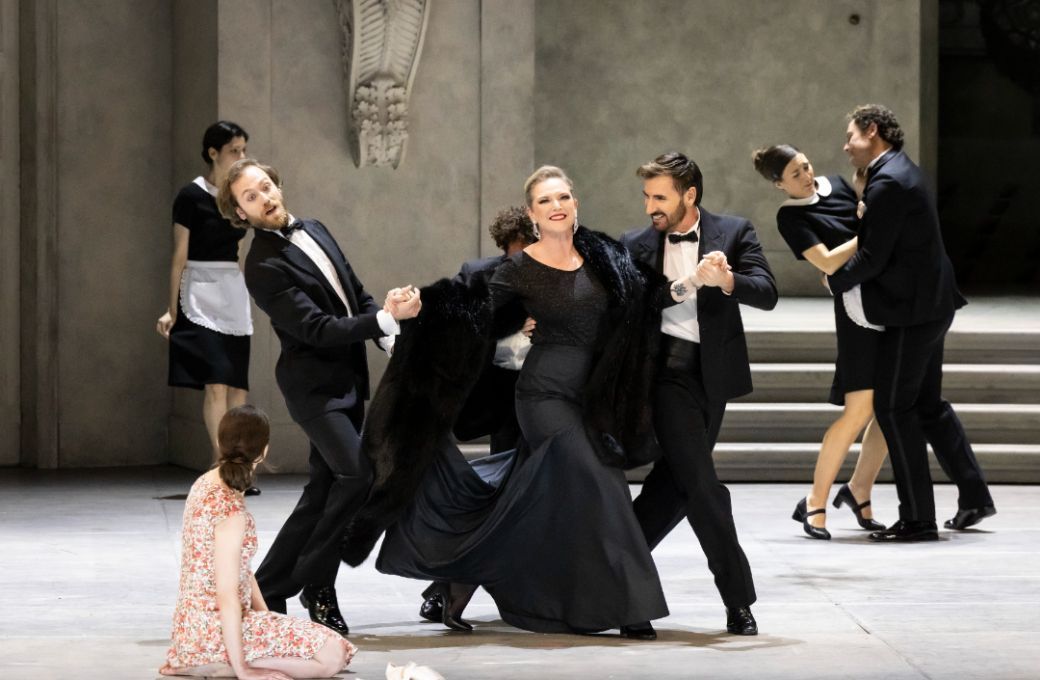 En el centro, Sin&eacute;ad Campbell-Wallace (Princesa extranjera), de espaldas, Olesya Golovneva (Rusalka) &copy; Miguel Lorenzo &amp; Mikel Ponce | Les Arts