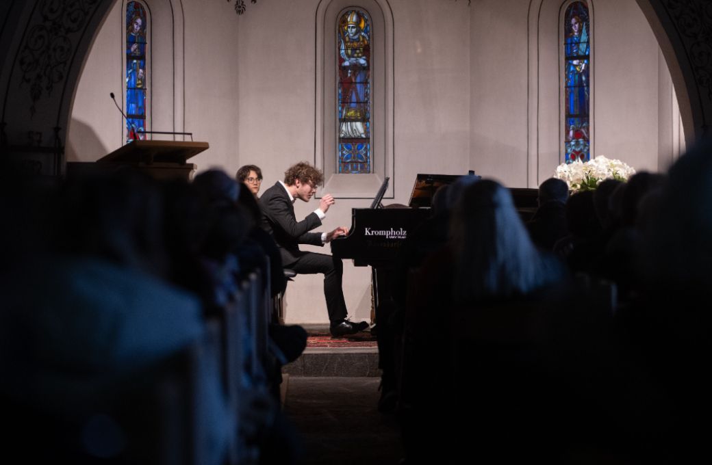 Arthur Hinnewinkel dans la chapelle de Gstaad © Raphaël Faux