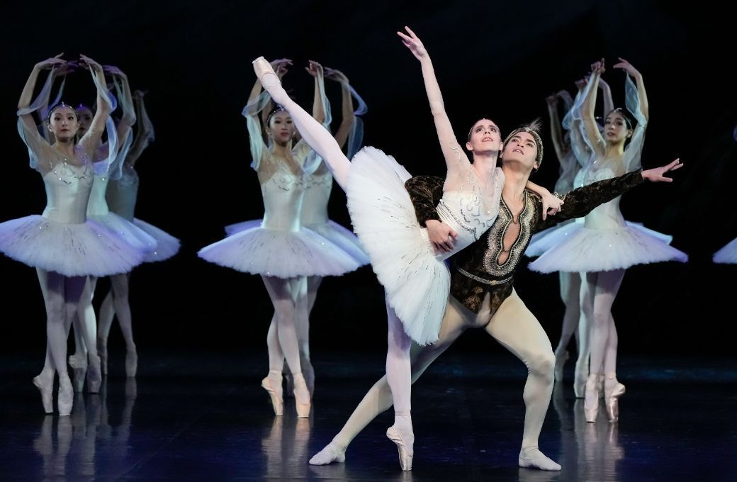 <i>Das Königreich der Schatten</i>: Elisa Badenes, Adhonay Soares da Silva und Ensemble © Roman Novitzky