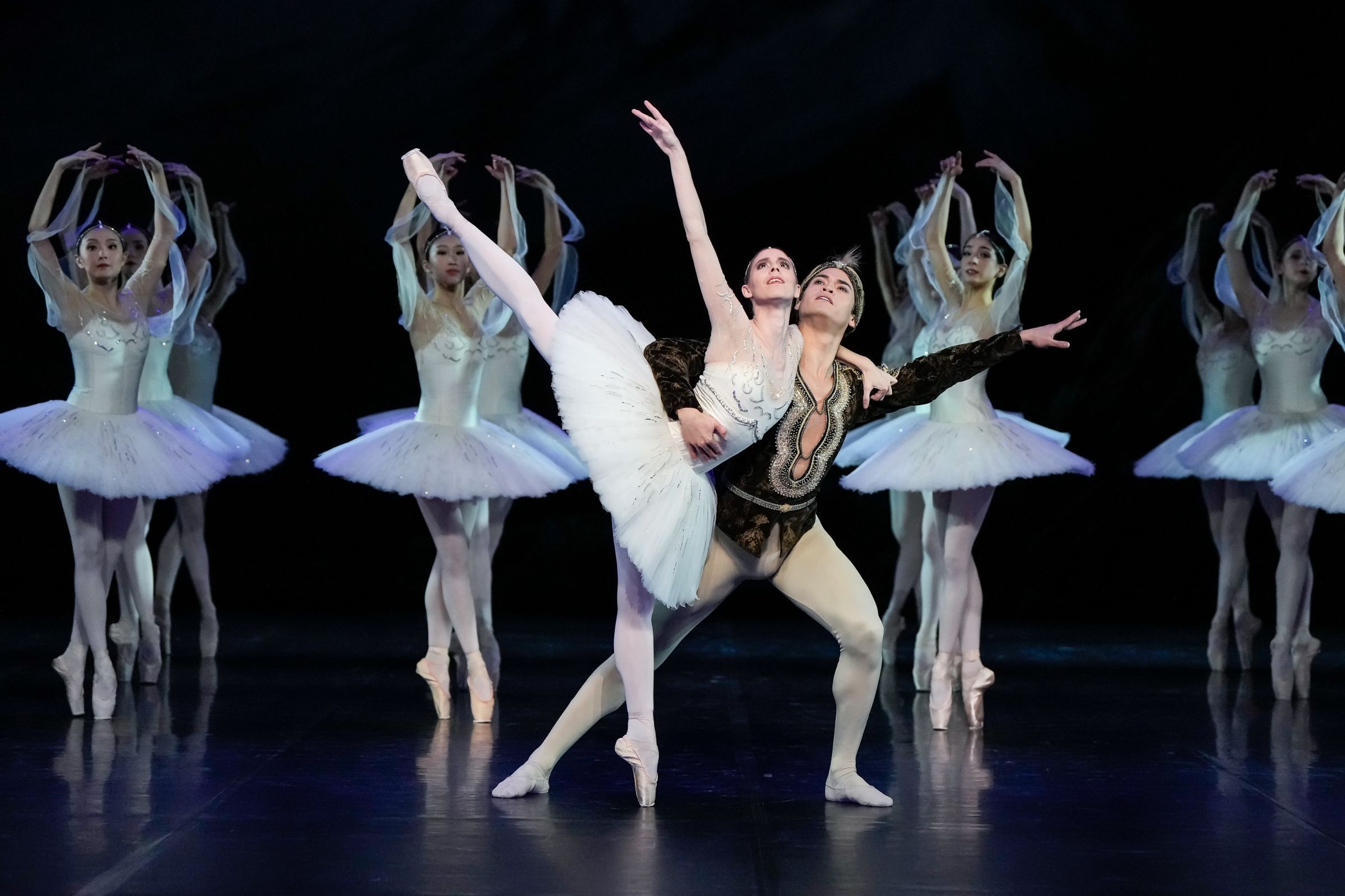 <i>Das Königreich der Schatten</i>: Elisa Badenes, Adhonay Soares da Silva und Ensemble © Roman Novitzky