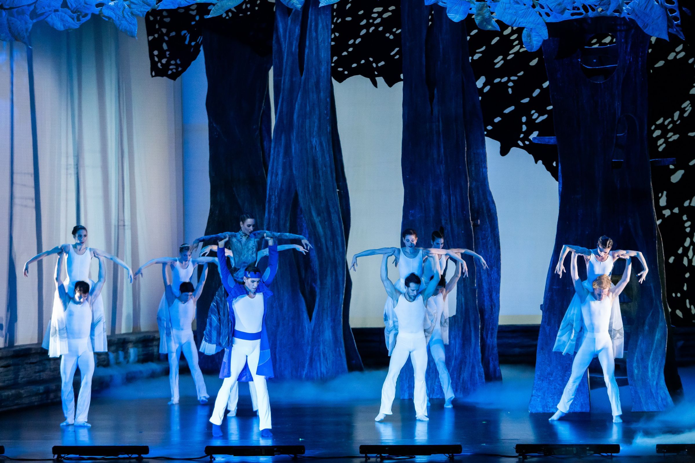 Hungarian National Ballet in László Velekei's <i>The Wooden Prince</i> &copy; Valter Berecz