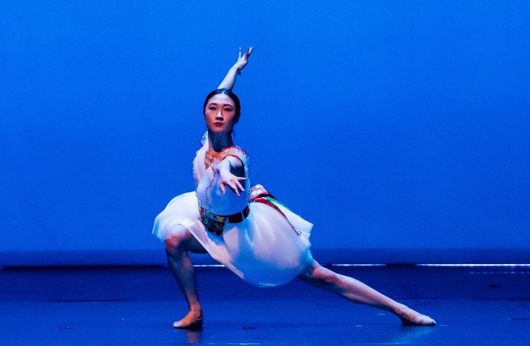 Soobin Lee in Krist&oacute;f V&aacute;rnargy's <i>Dance Suite</i> &copy; Valter Berecz