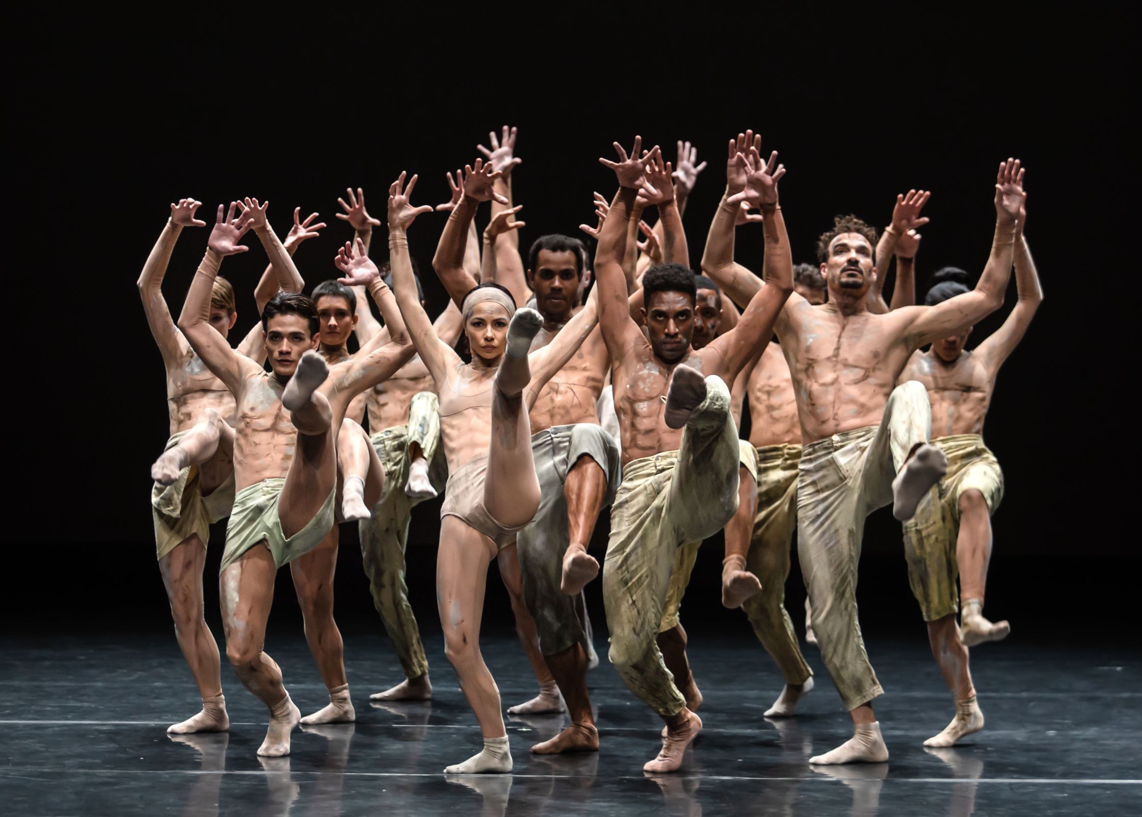 São Paulo Companhia de Dança in Goyo Montero's <i>Anthem</i> © Iari Davies