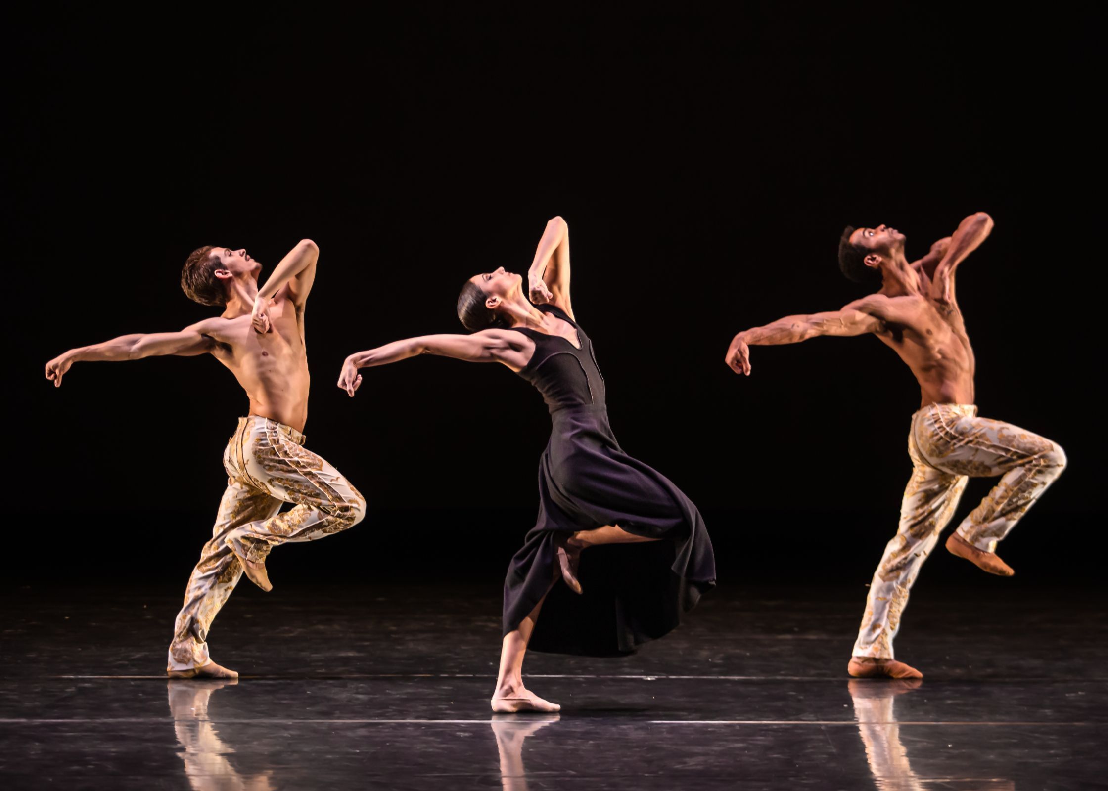 São Paulo Companhia de Dança in Nacho Duato's <i>Gnawa</i> © Iari Davies