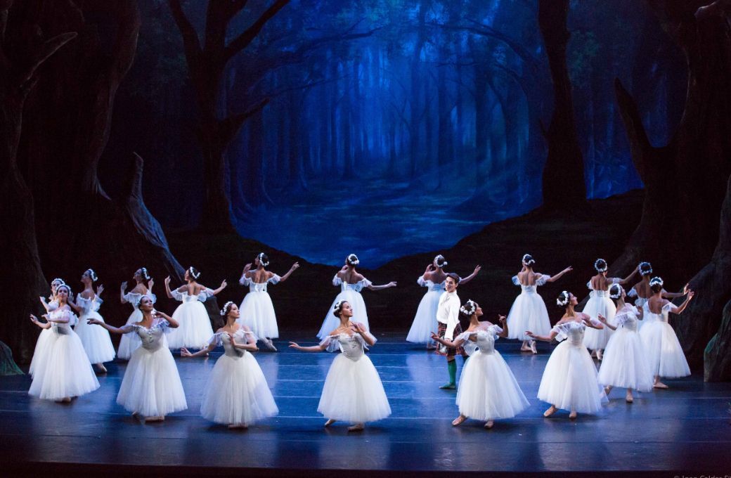 São Paulo Companhia de Dança in Mario Galizzi's <i>La Sylphide</i> © Joao Caldas