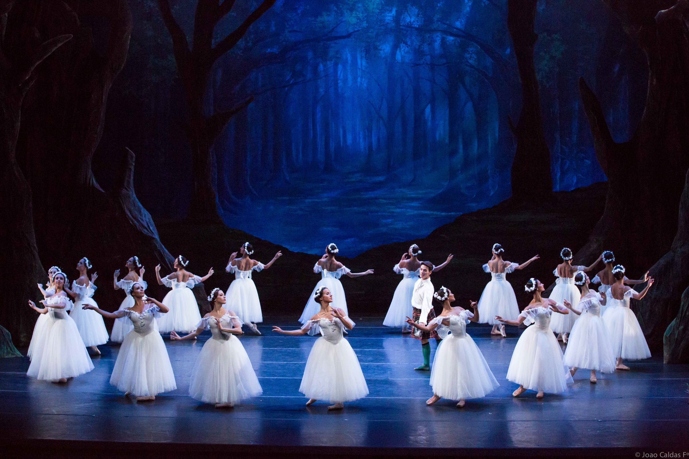 São Paulo Companhia de Dança in Mario Galizzi's <i>La Sylphide</i> © Joao Caldas