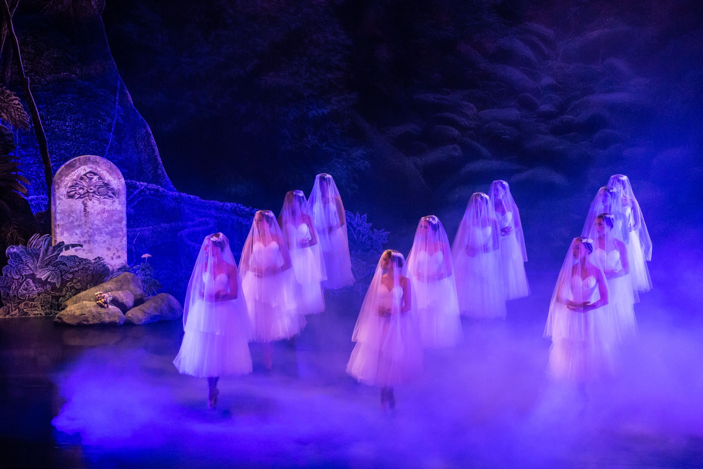 São Paulo Companhia de Dança in <i>Giselle</i> © Fernanda Kirmayr