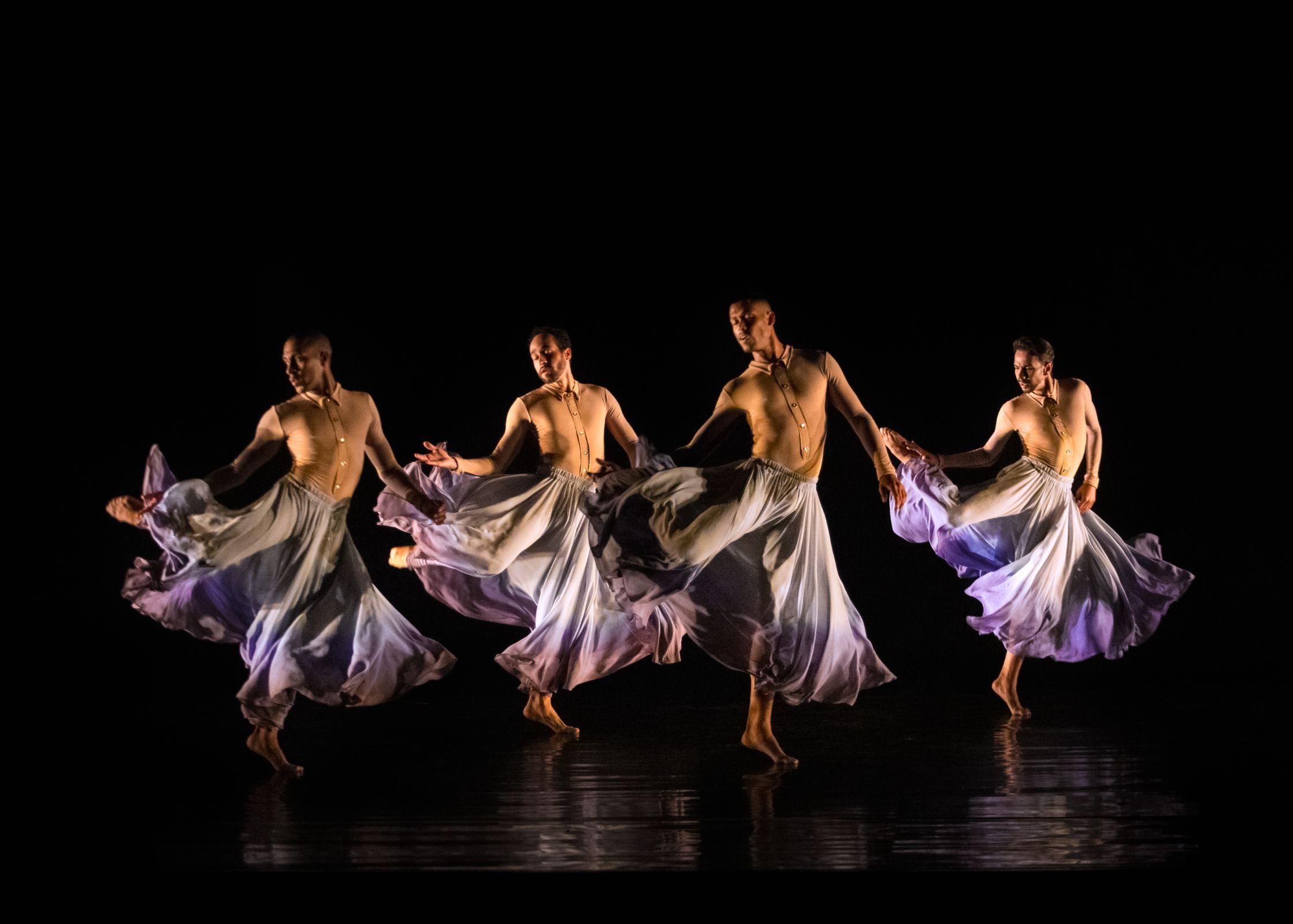 São Paulo Companhia de Dança in Leilane Teles’ <i>Umbo</i> © Marcelo Machado