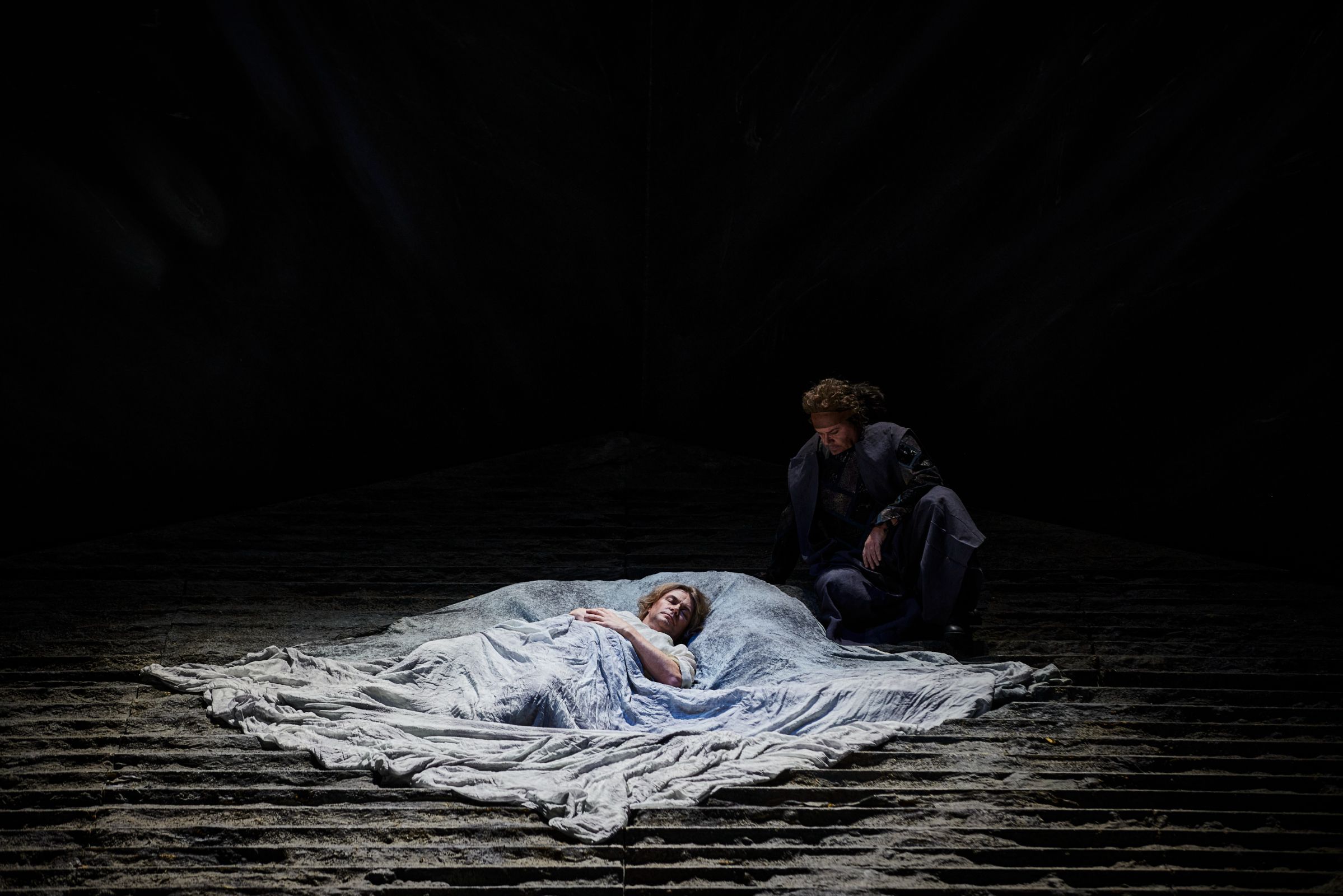 Klaus Florian Vogt (Tristan) und Martin Gantner (Kurwenal) &copy; Semperoper Dresden | Ludwig Olah