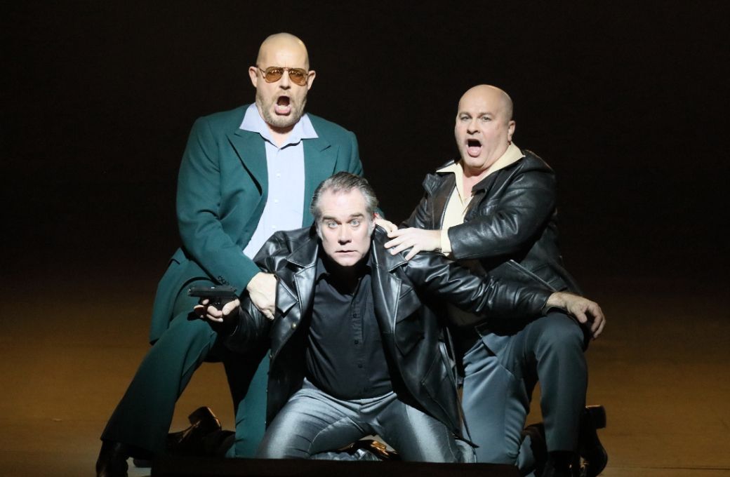 Bálint Szabó (Surin), Brandon Jovanovich (Hermann) und Kevin Conners (Tschekalinski) © Wilfried Hösl
