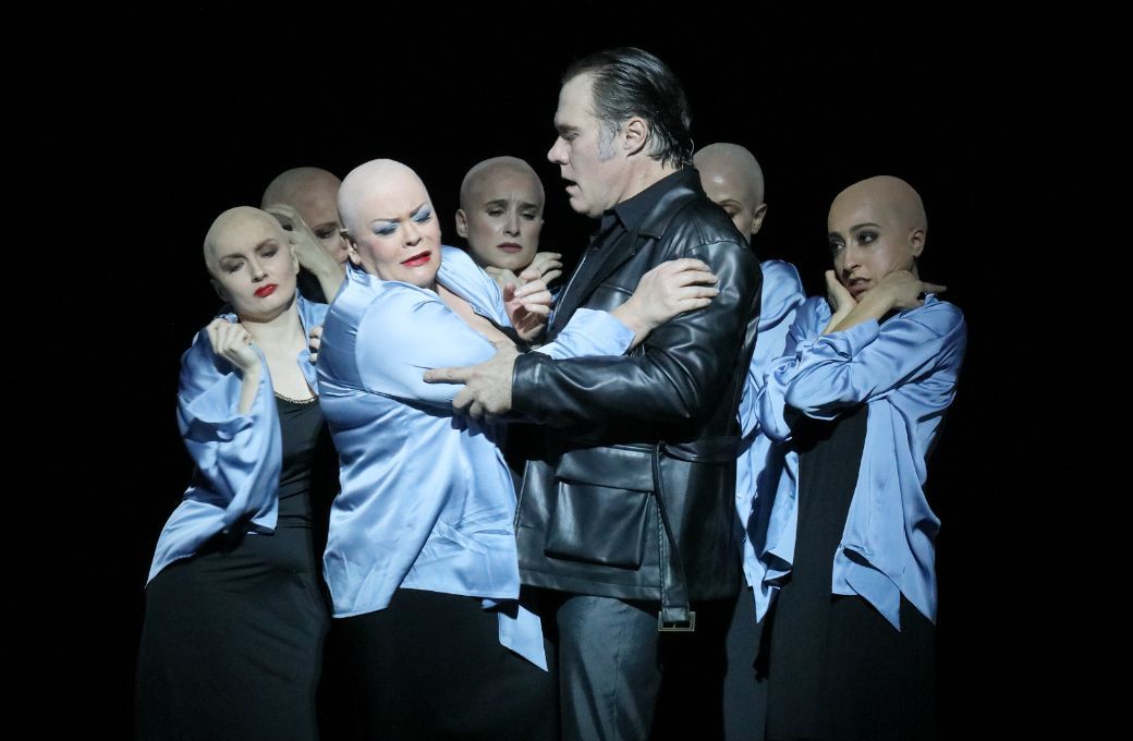 Violeta Urmana (Die Gräfin) und Brandon Jovanovich (Hermann) © Wilfried Hösl
