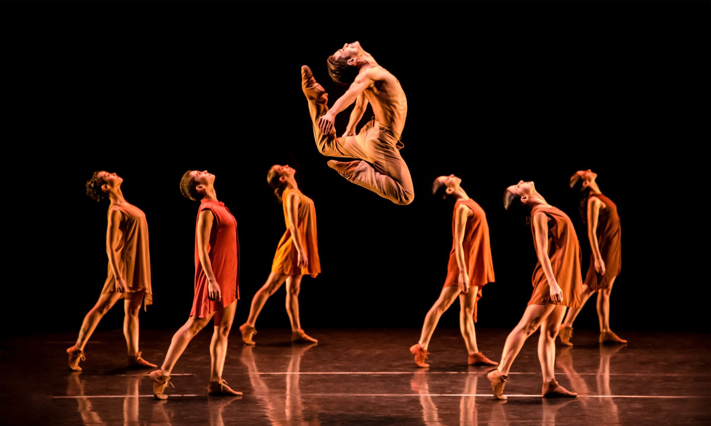 São Paulo Dance Company in Cassi Abranches' <i>Agora</i> © Camilo Munoz and Iari Davies