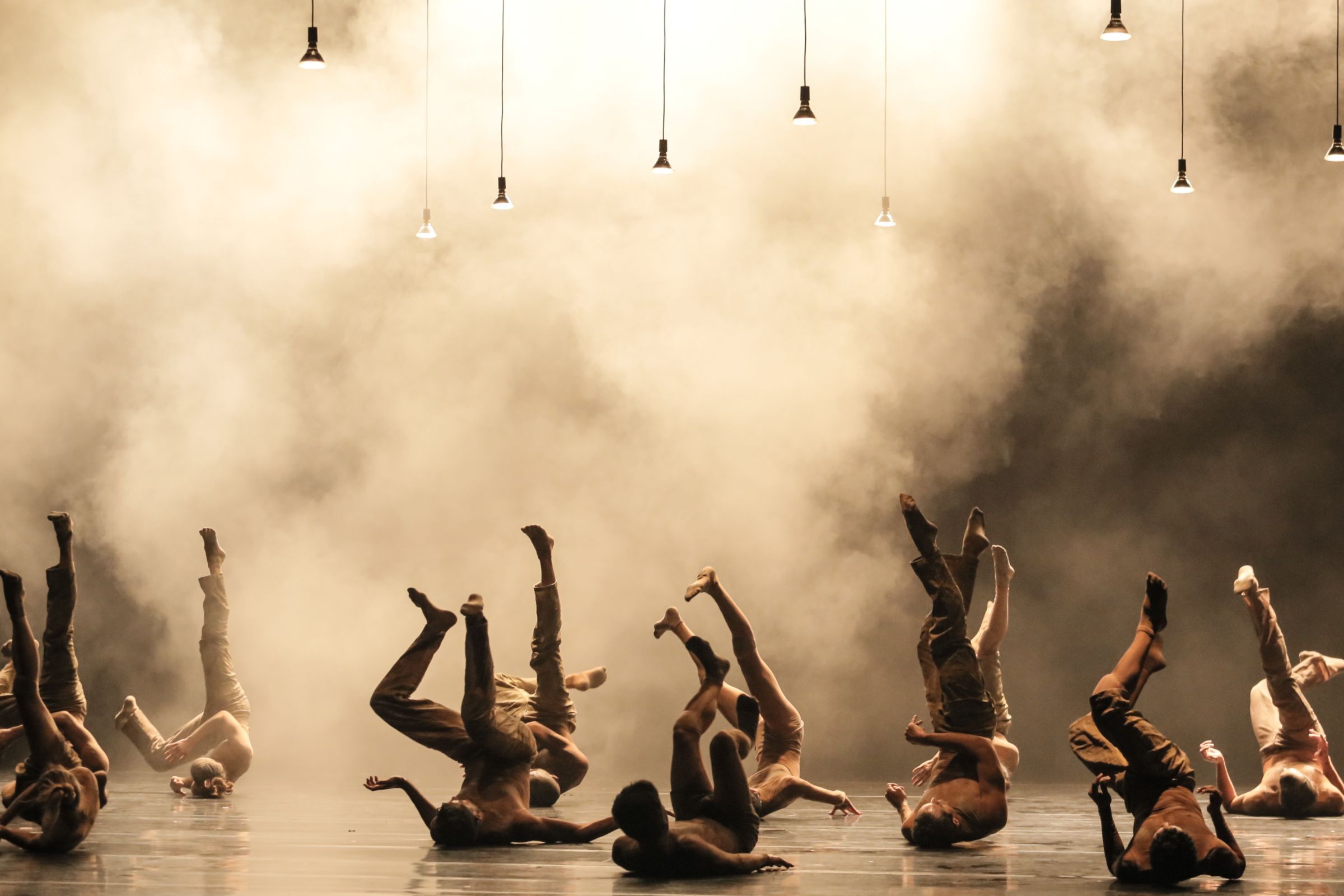 São Paulo Dance Company in Goyo Montero's <i>Anthem</i> © Charles Lima